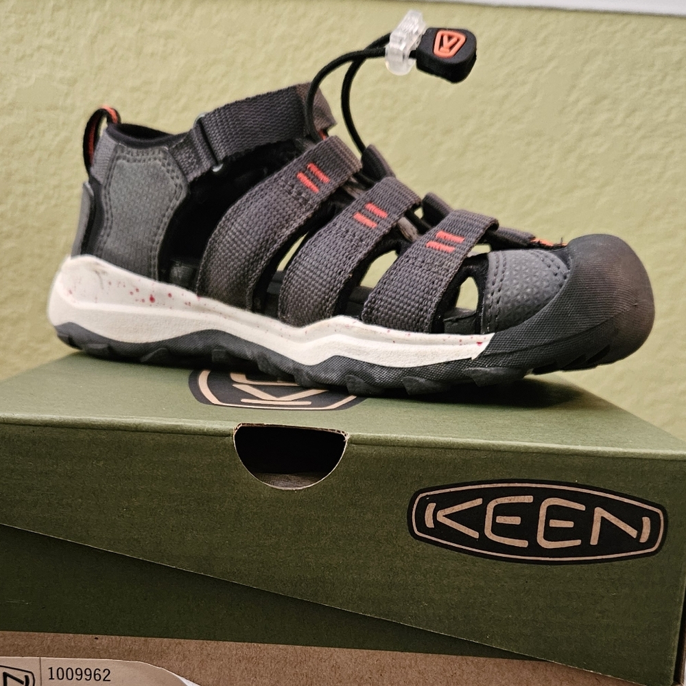 NIB Keen Newport H2 size US 13 kids